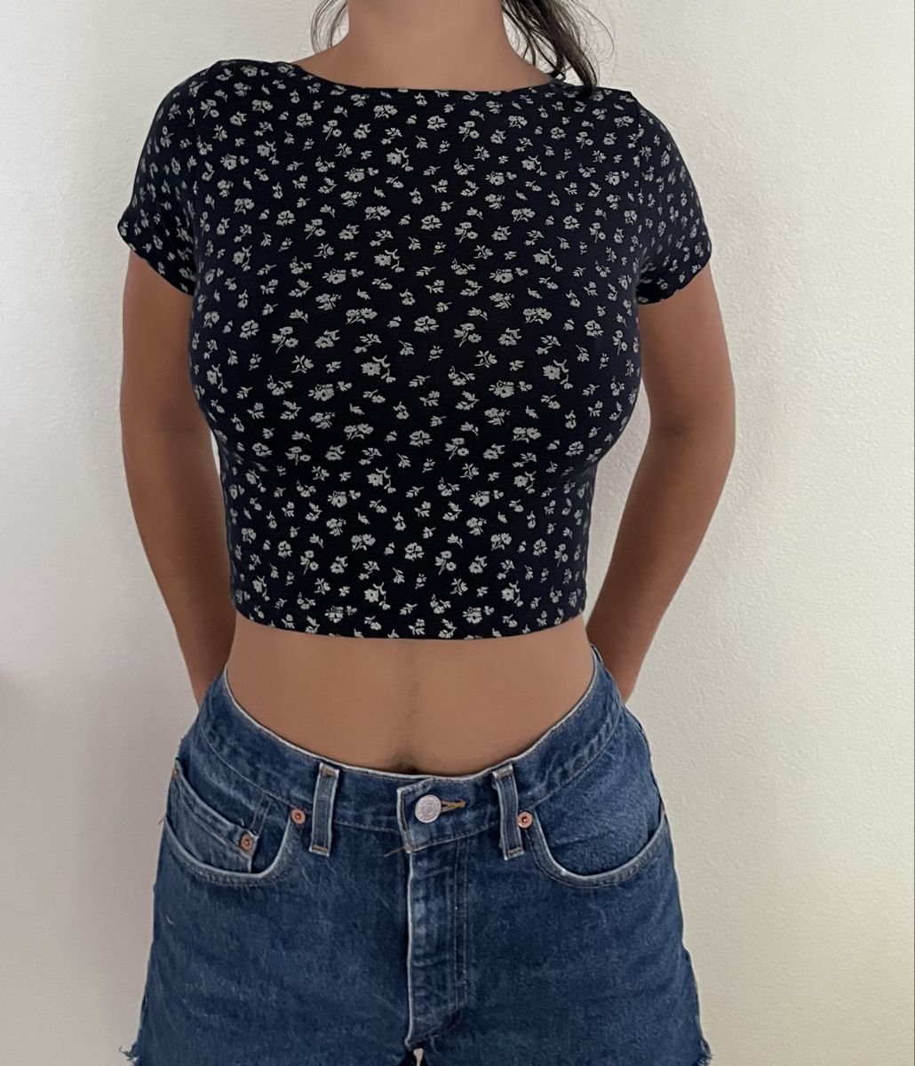 Brandy Melville T-Shirts: Haut Brandy Melville à fleurs – Gebraucht aus Biel/Bienne von Car_Schuss 4