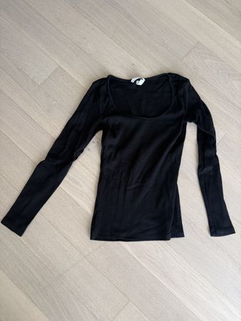 Schickes, schwarzes Langarmshirt - perfekt für den Herbst!