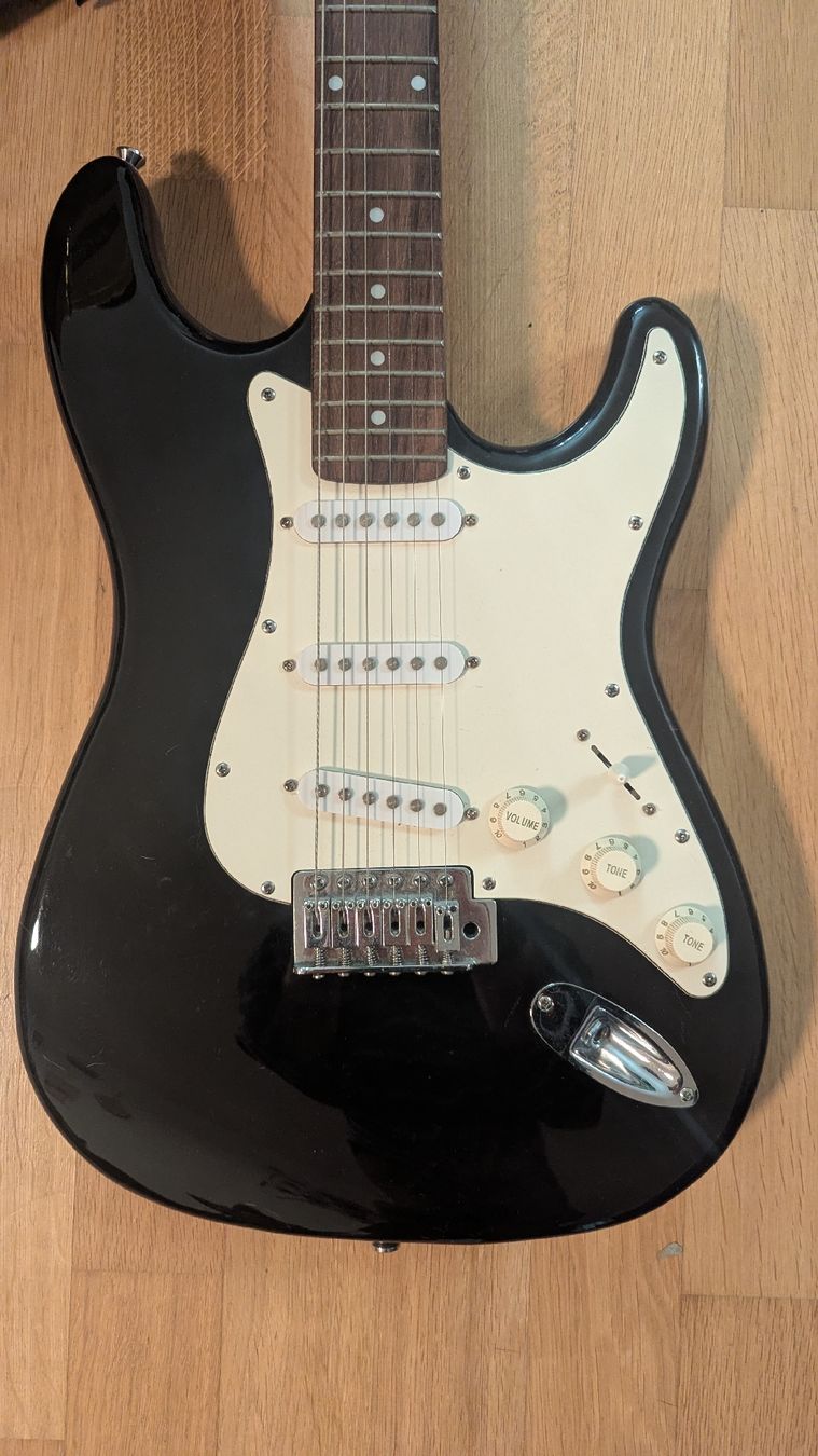 Instruments de musique: E-Gitarre mit Verstärker – D'occasion à Birr par Liv_Nina 2