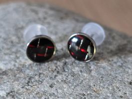 Edelstahl Ohrstecker im Carbon-Look mit roten Details