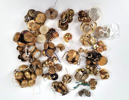 Verschiedene goldene Knöpfe