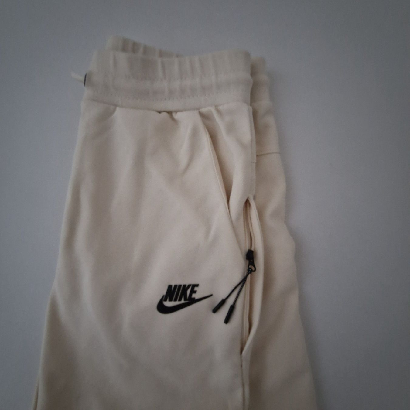 Nike Hosen: Pantalon beige  Nike taille S – Gebraucht aus Genève von elv_2hpt 1