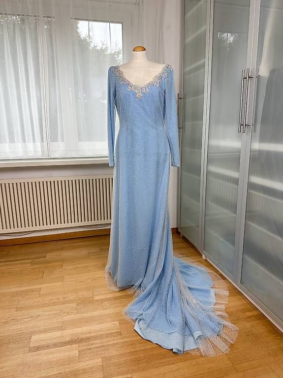 Kostüme: Elegantes hellblaues Kleid mit Schleppe – Gebraucht aus Zumikon von luthien1805 1