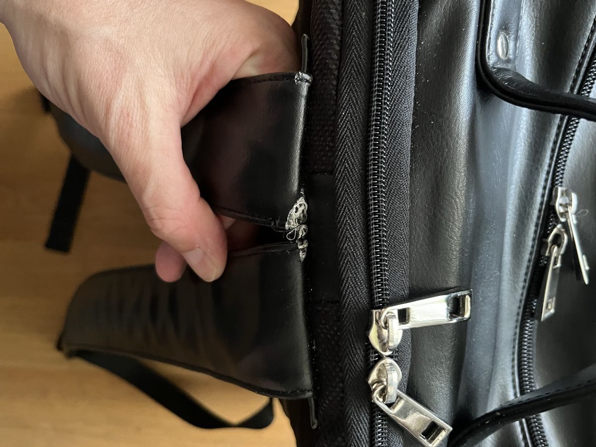 Zaini: Schwarzer Lederrucksack FitLine mit Notebook-Fach – Usato da Binningen venduto da burger1985 4