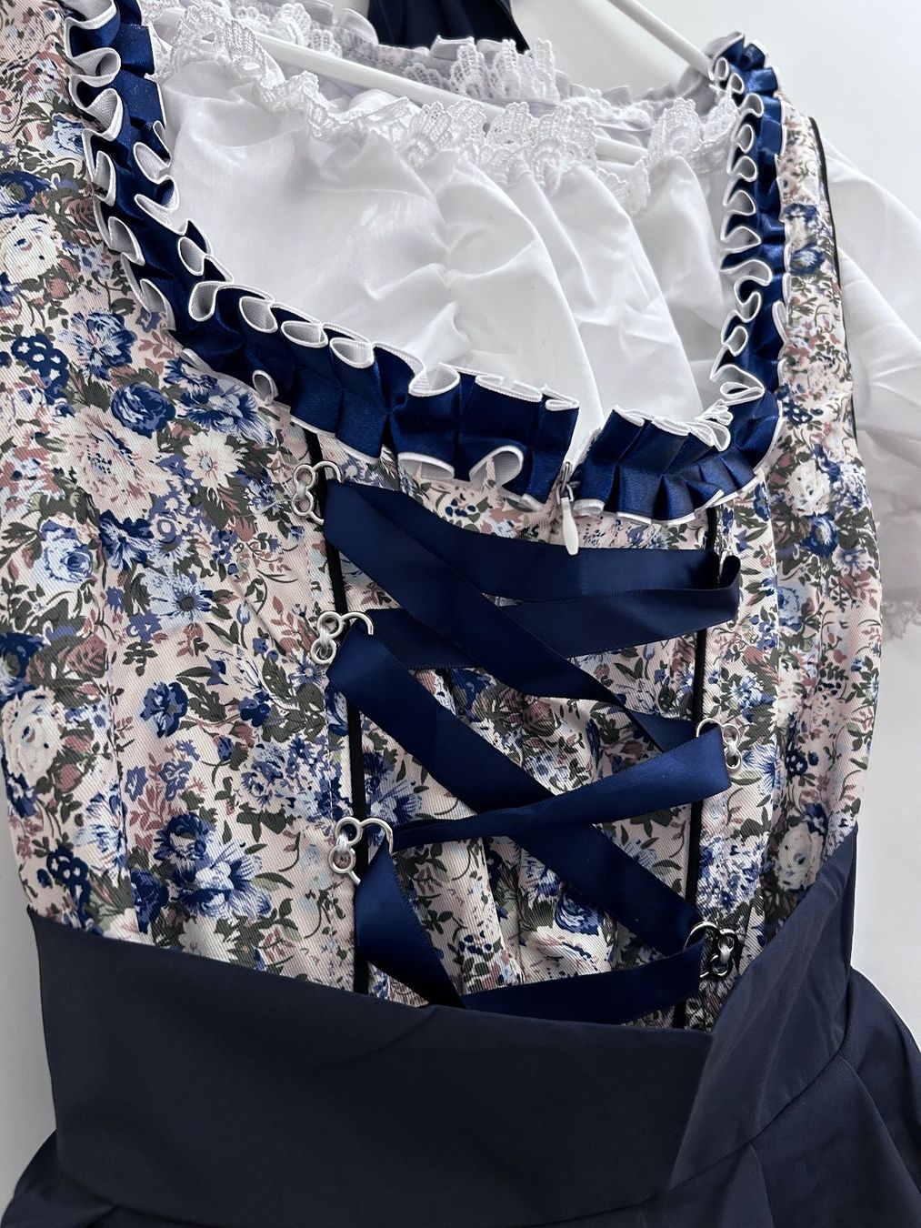 Kostüme: neu/ ungebrauchtes Dirndl-Set mit Bluse & Schürze – Neu und originalverpackt aus Dörflingen von zak_s5jh 1