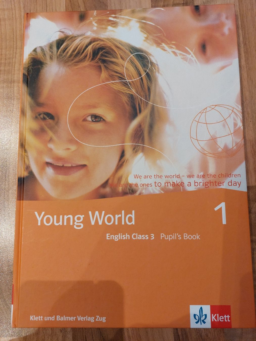 Livres: Young World English Class 3  – D'occasion à Effretikon par swobdo
