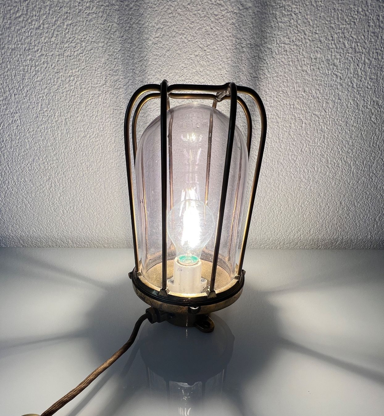 Lampade: Antike Maritime Leuchte aus Messing mit Schutzgitter – Usato da Niederglatt ZH venduto da Solo95