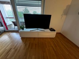 Weiss TV-Möbel mit viel Stauraum, gut erhalten
