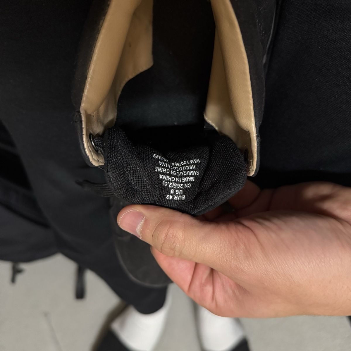 Scarpe da uomo: Schwarze hohe Sneakers Grösse 42 – Usato da Hinwil venduto da norisenya 1