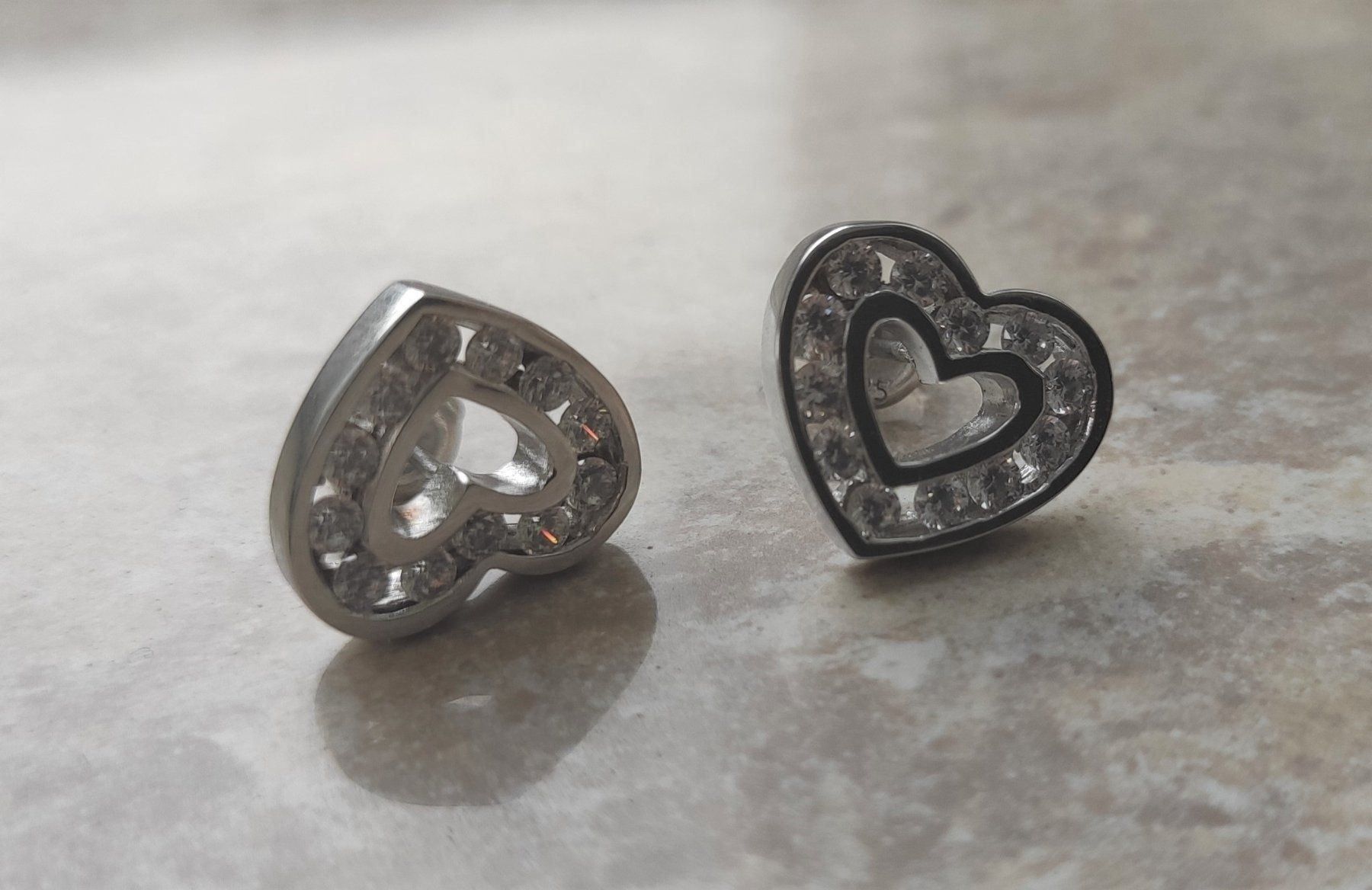 Orecchini pendenti & Orecchini a lobo: Herzförmiger Ohrstecker Silber 925 – Nuovo (secondo la descrizione) da Miège venduto da gitarro68