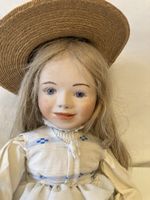 Wunderschöne Porzellanpuppe mit Strohhut