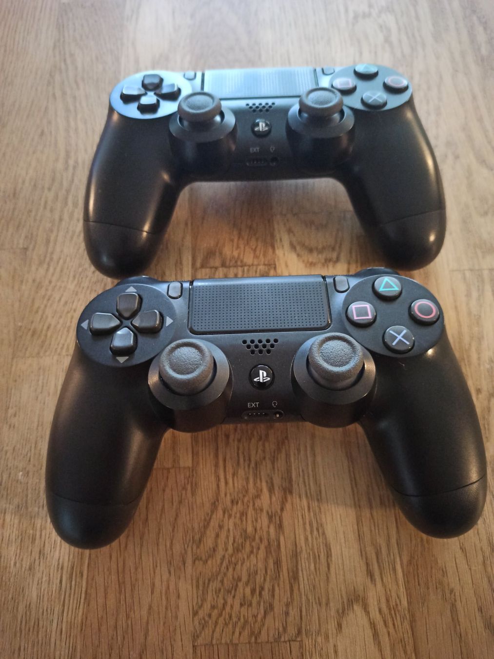 Controller: 2 x Original Controller Sony PS4 Wireless DualShock 4 V2 TOP – Usato da Oberweningen venduto da mar_87mx 1