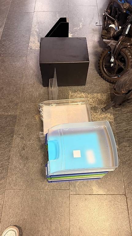 Alle Werkzeuge: Verschiedenes material fürs Büro oder Geschäft  – Gebraucht aus Unterseen von beE-Scooter