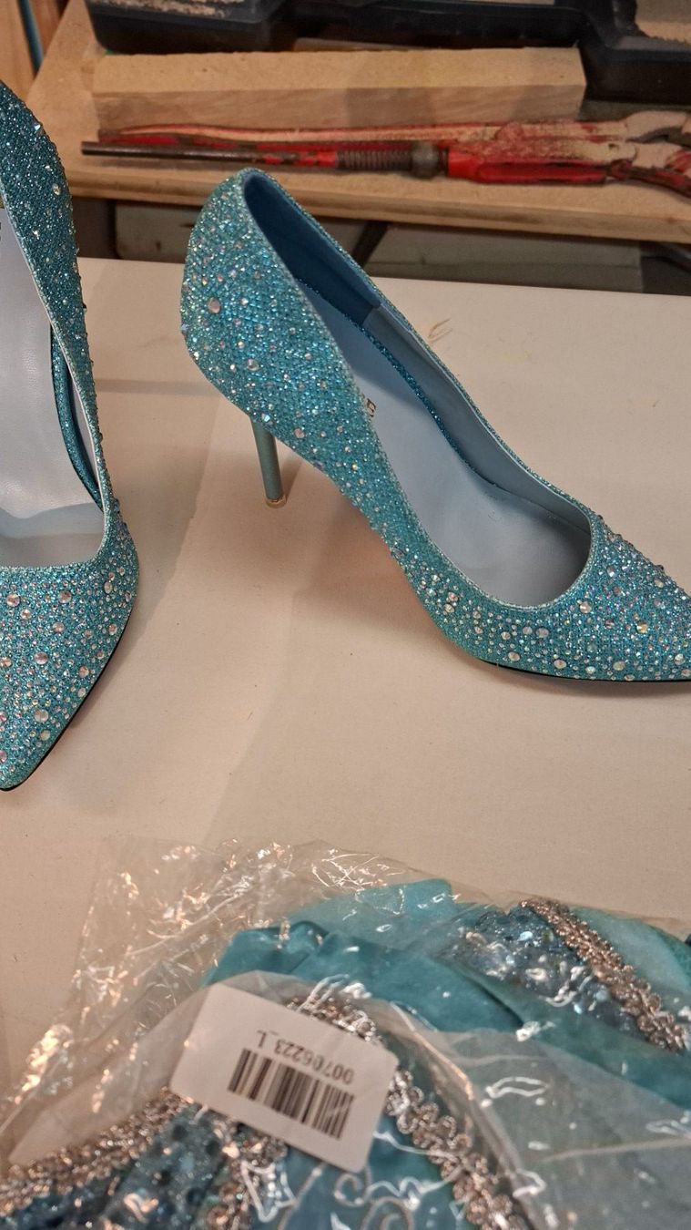 Scarpe da donna: Funkelnde, hellblaue Damenschuhe, Grösse 36, neuwertig – Usato da Bäch SZ venduto da nadinek85 1