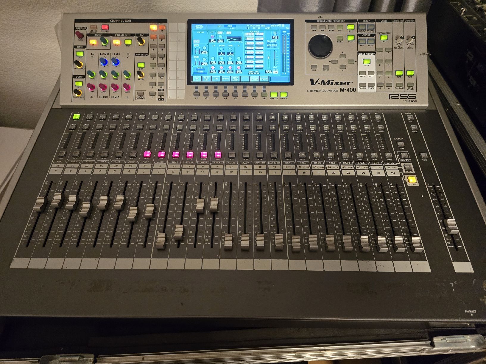 Console di mixaggio: ROLAND M-400 48-Channel Live Digital Mixing Console + Case – Usato da Zürich venduto da Roy-Events-Zurich