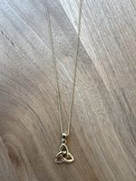 Halskette mit Triquetra Anhänger goldfarben