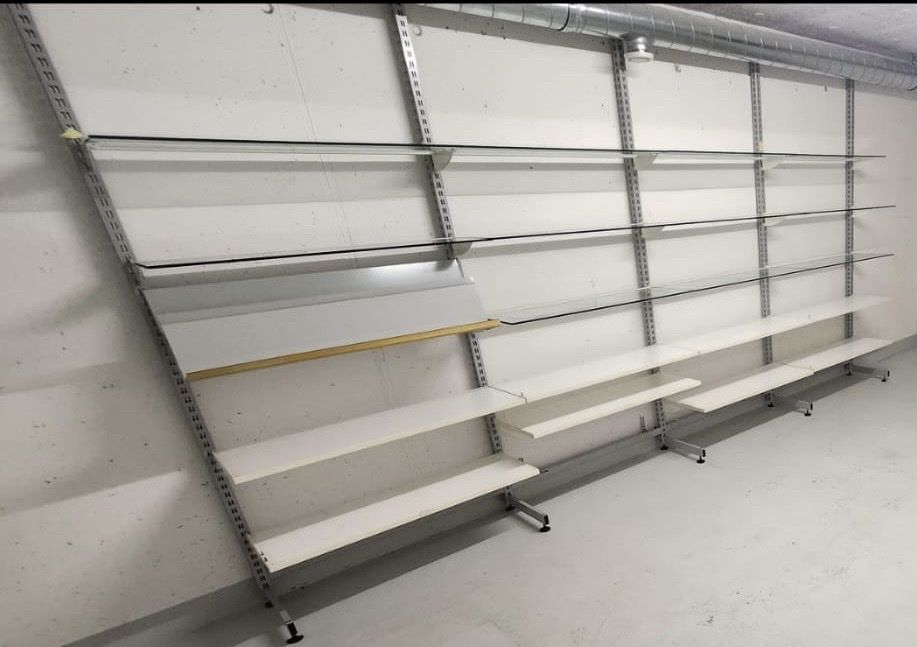 Scaffali: Regalsystem Metall weiss mit Glas und Holzbrettern – Usato da Interlaken venduto da Skandalpreis