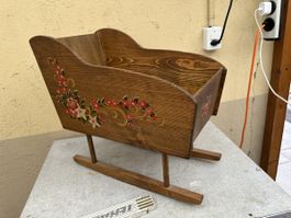 Rustikale handgemalte Wiege aus Holz 