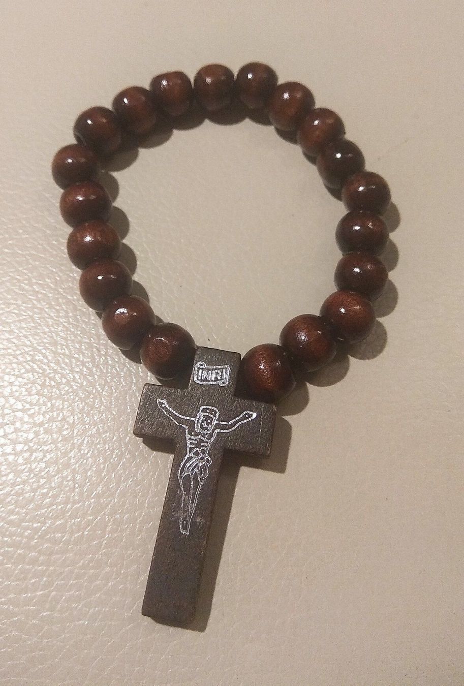 Bracciali & Braccialetti: Kreuz, braunes elast. Armketteli, Holz – Nuovo e nell'imballaggio originale da Münchenbuchsee venduto da Daniel0133