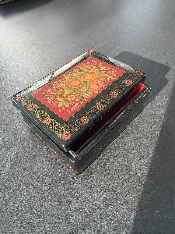 Portagioie: Russische Lackschatulle mit Rosenmotiv  – Usato da Wollerau venduto da nikeyyty