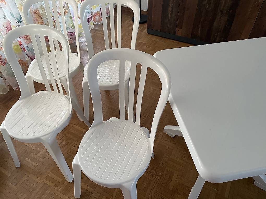 Set di tavolo e panche: Plastiktisch mit Stühlen – Usato da Oftringen venduto da est_mcq8 1