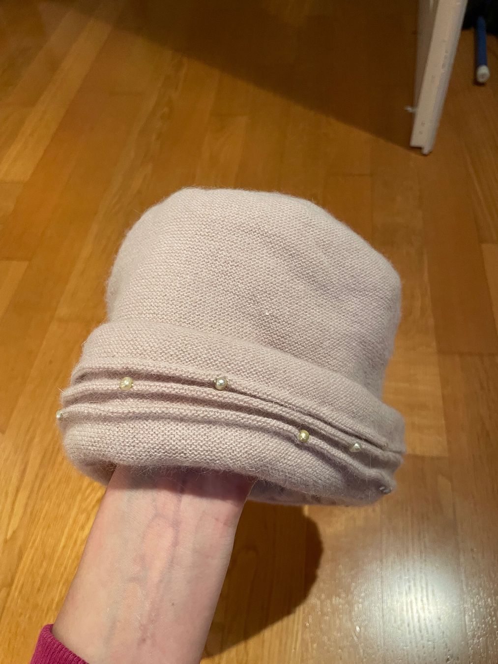 Copricapi, berretti & cappellini: Elegante Wintermütze mit Perlen, beige-rosa – Usato da Münchenstein venduto da nel_57mj 2