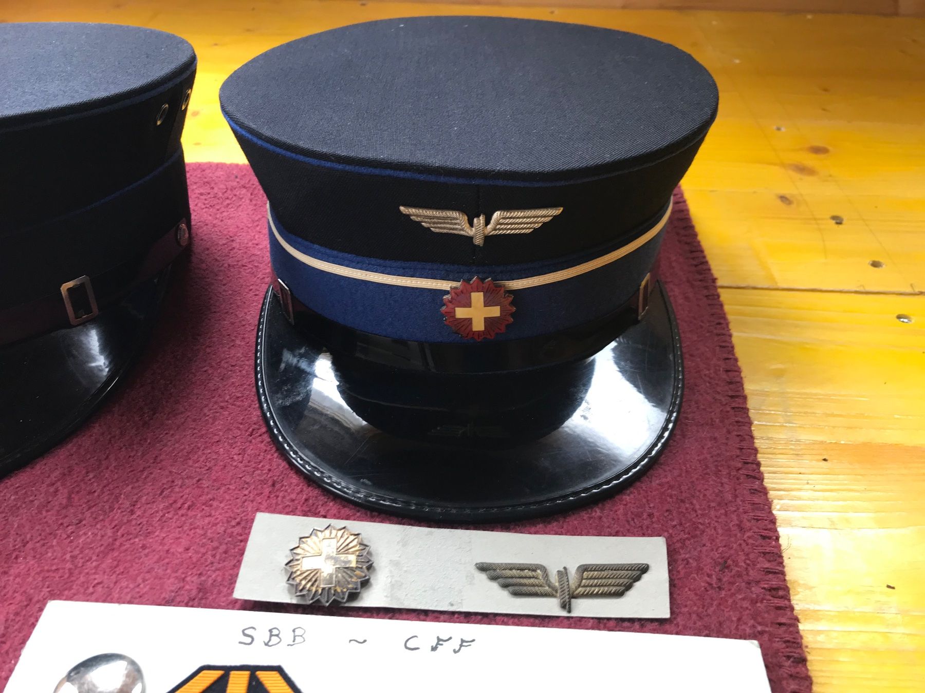 SBB/CFF/FFS Uniformi: Lot mit SBB Mützen und Abzeichen – Usato da Erschwil venduto da Freitag1 3