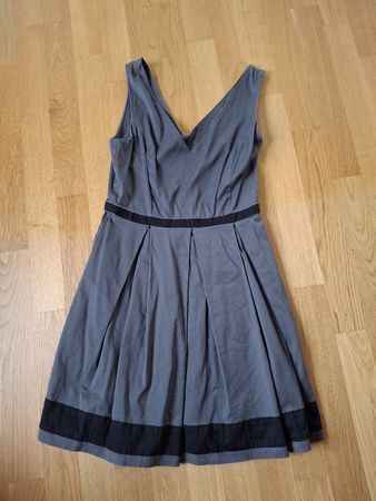 Robe grise à plis taille M, état neuf.