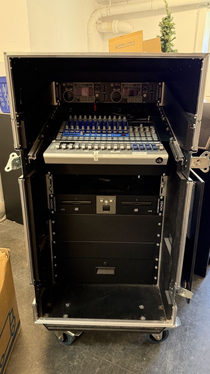 Console di mixaggio: Professionelles DJ Mischpult im Case – Usato da Zürich venduto da gramophone 1
