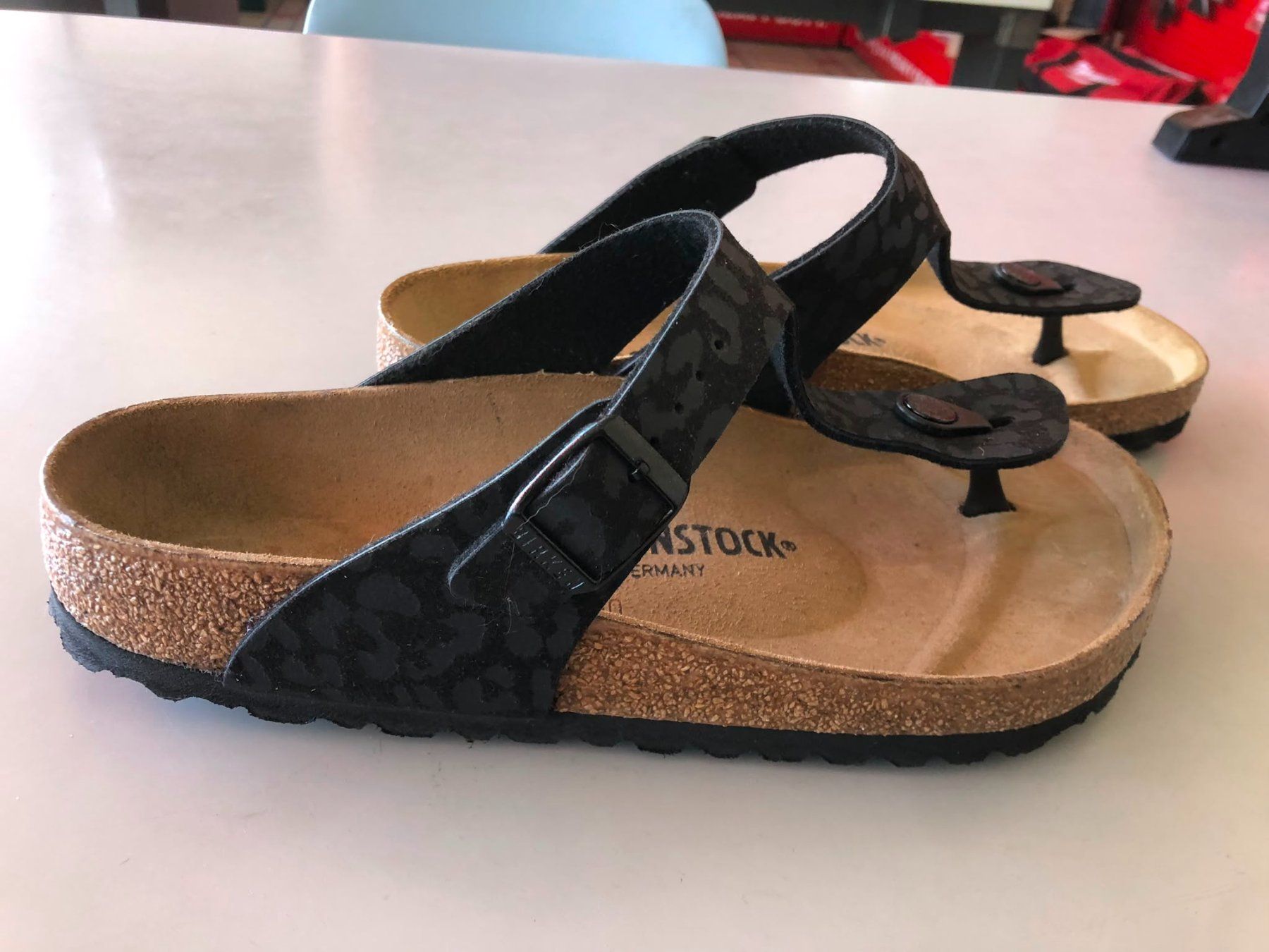 Birkenstock Scarpe da uomo: Birkenstock Gizeh, Gr. 39 Farbe: Leo black – Nuovo (secondo la descrizione) da Baden venduto da Rotezora13 3