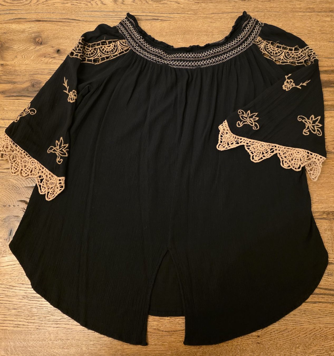 Camicette: Schickes, schulterfreies Sommer-Bluse mit Spitze – Usato da Basel venduto da sci_67ms 1