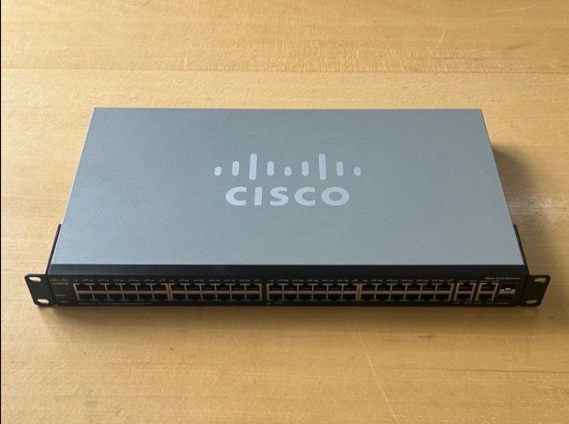 Cisco Hub & Switch: Cisco SG300-52 GbE Switch with 52 Base-T – Usato da Gisikon venduto da Fidii