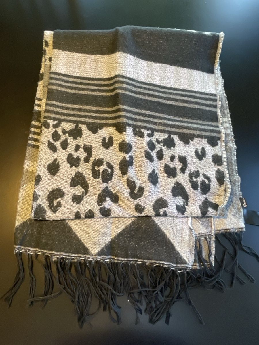 H&M Foulard & Sciarpe: Schal von H&M – Usato da Schmitten FR venduto da Monei19 1