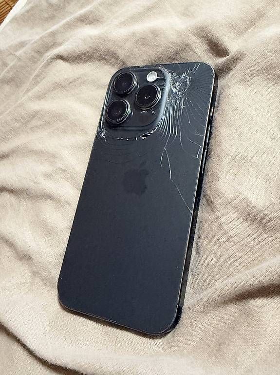 Portables: Iphone 15 pro  – D'occasion à Schaffhausen par adr_zd2v 1