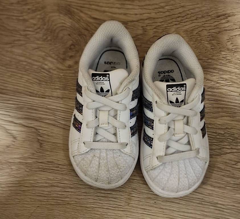 Adidas Scarpe per ragazze: Adidas Sneakers Grösse 22 – Usato da Seftigen venduto da G00 1