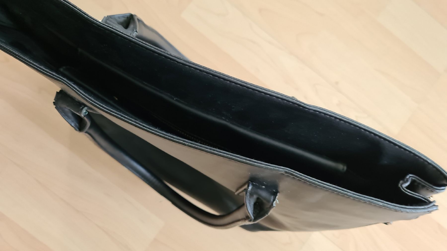Taschen für Damen: Schwarze Tasche, Kunstleder, gut erhalten – Gebraucht aus Suhr von andreas_2008 1