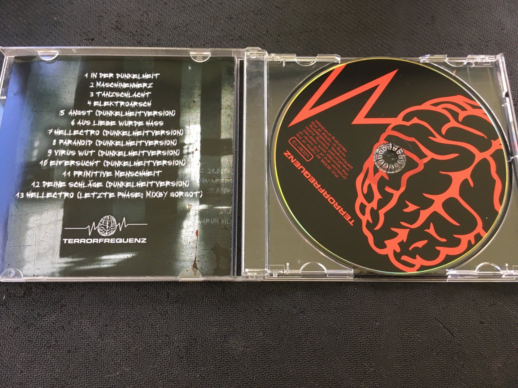 CDs: Terrorfrequenz - In Der Dunkelheit -CD- – Gebraucht aus St.Gallen von MedienJoe 1