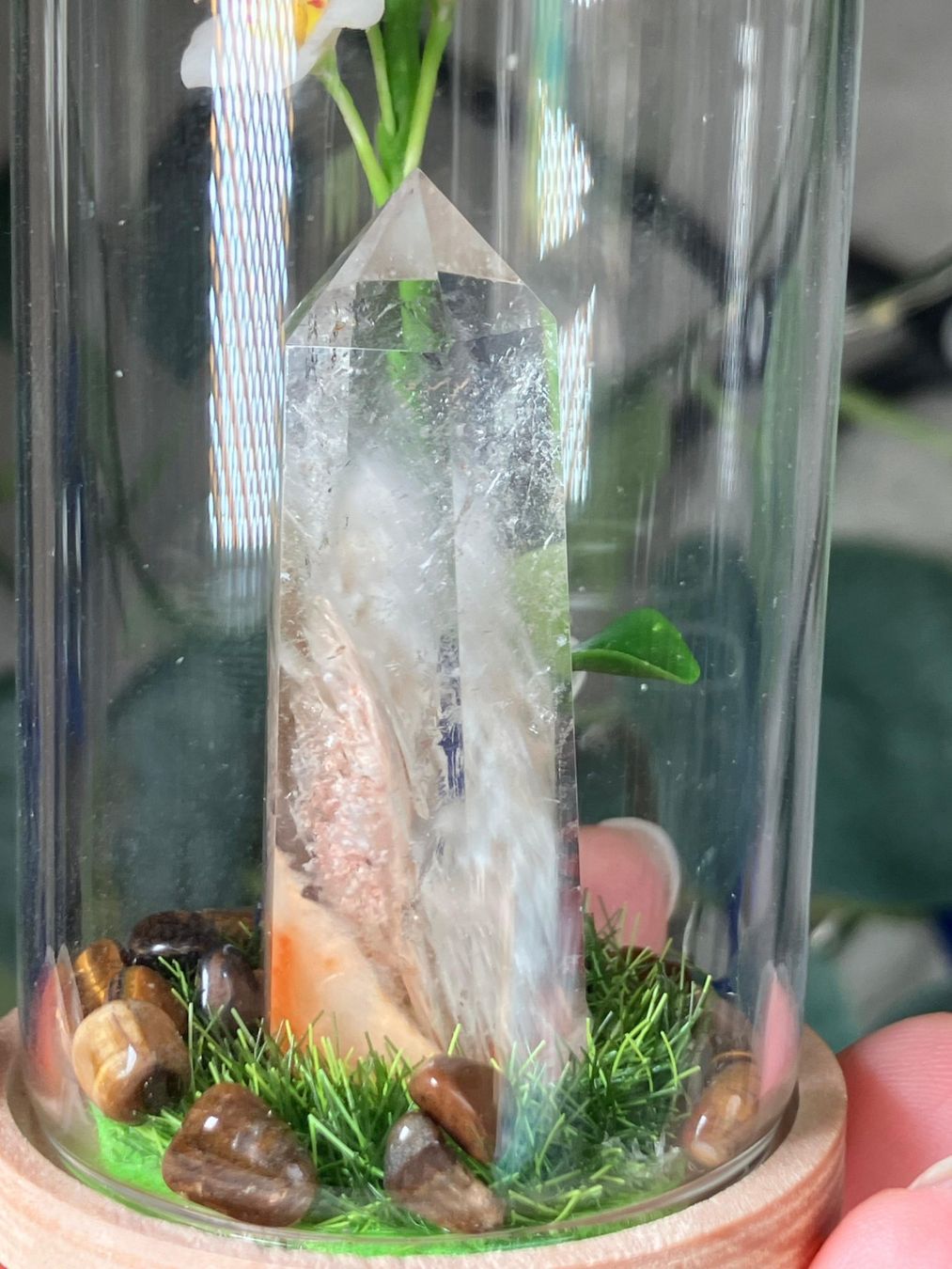 Minerali & Pietre curative: Quarz mit "Hasenhaar"-Rutil,  mit Tigerauge in Glaskruppel – Nuovo e nell'imballaggio originale da Neuheim venduto da m.hald 1
