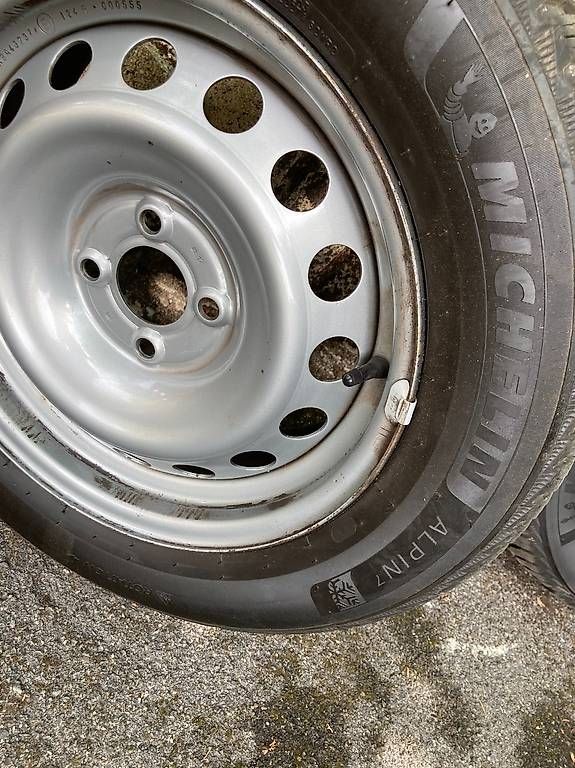 Pneus & Roues: 2 Roues hiver Michelin Alpin 195 65 R 15 - 7 mm super offre – D'occasion à Essertines-Yverdon par RNU11 1