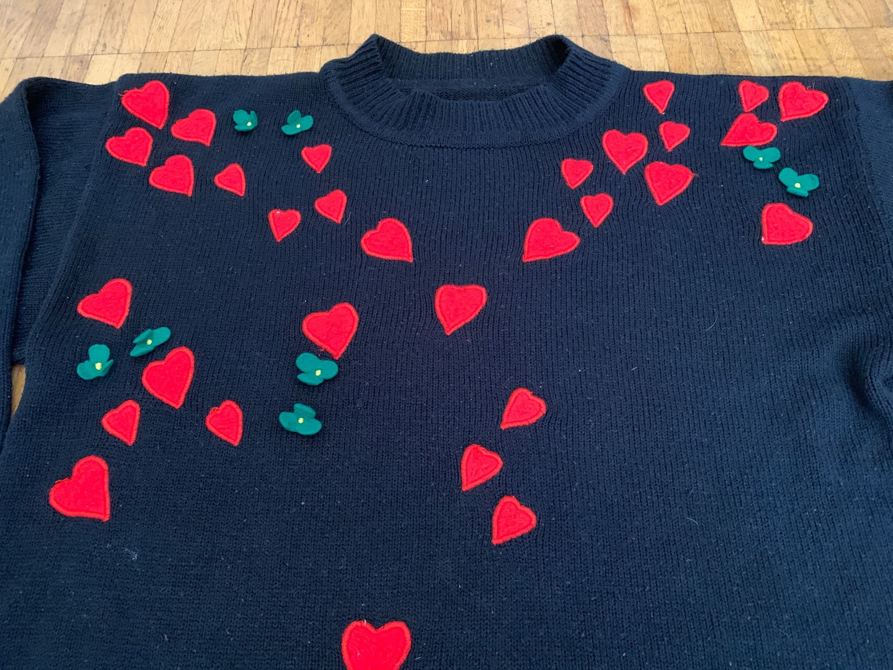 Maglioni & Felpe: Vintage Sweater mit Herzen und Kleeblättern – Usato da Zürich venduto da Les_Zurichois 1