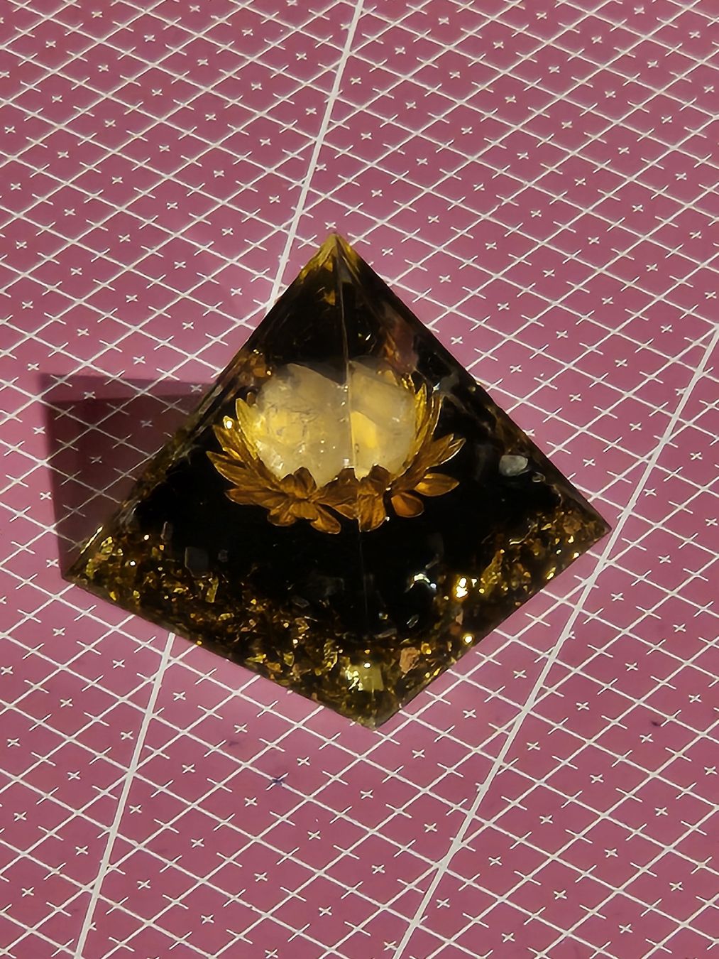 Minerali & Pietre curative: Schwarze Obsidian-Splitter-Pyramide mit Kristall-Lotus – Nuovo (secondo la descrizione) da Besenbüren venduto da ste_dh5c