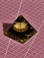 Schwarze Obsidian-Splitter-Pyramide mit Kristall-Lotus