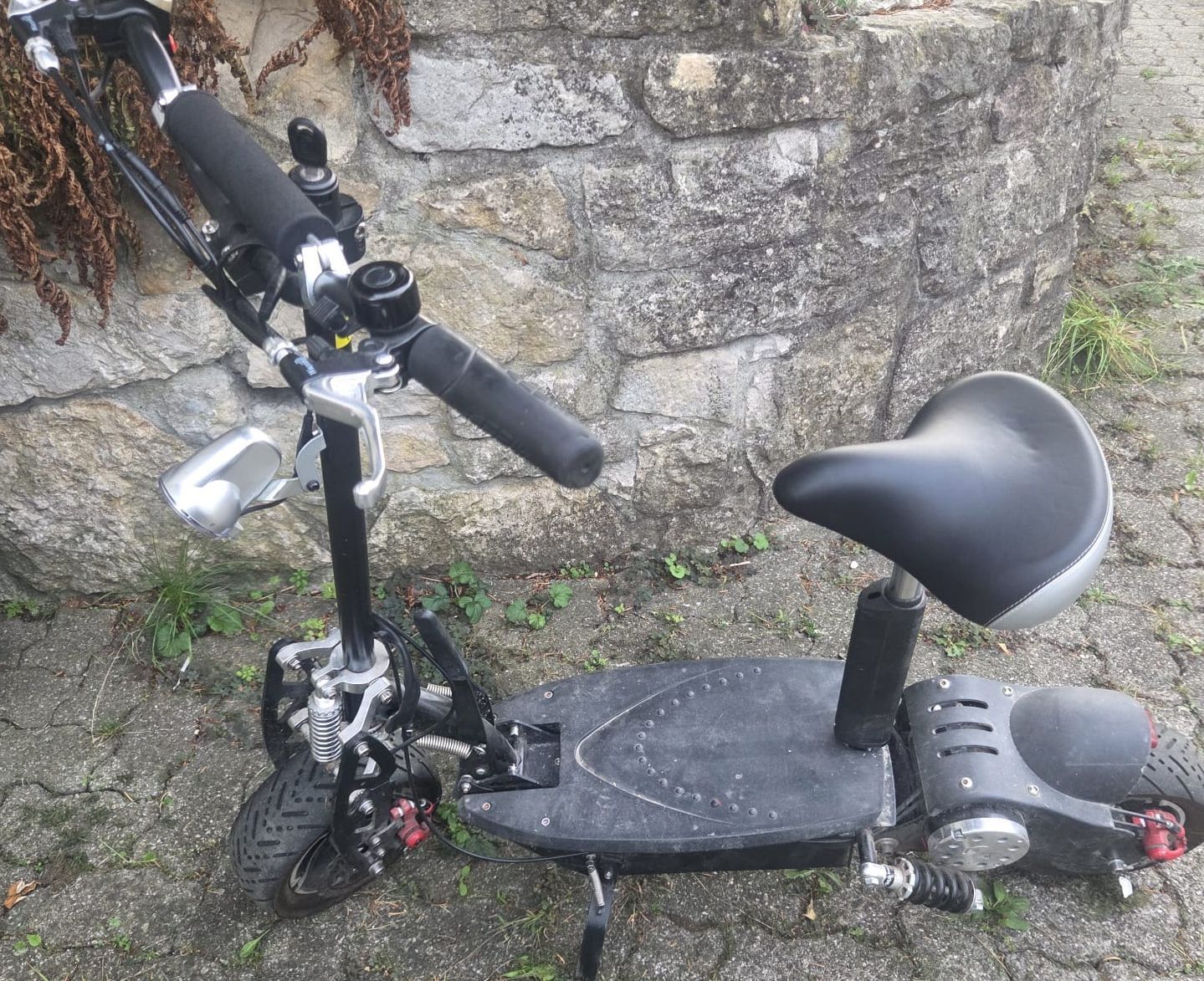 Scooter: Elektroroller mit Sitz schwarz gebraucht – Usato da Läufelfingen venduto da Loca1990