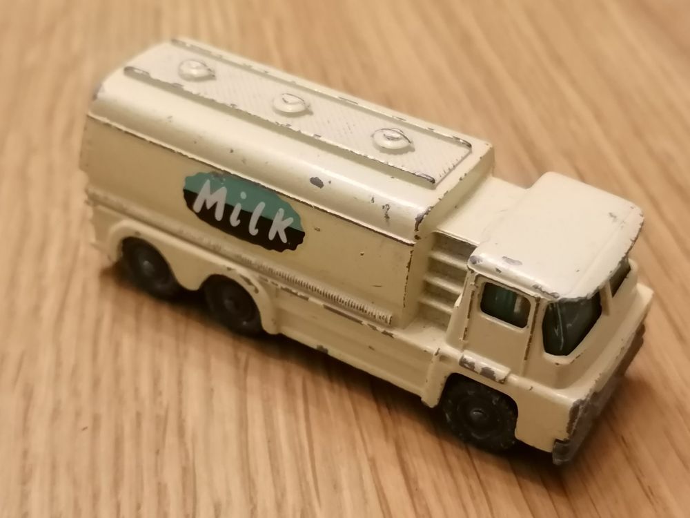 Husky Models - Tanker - Milk / Milch 3