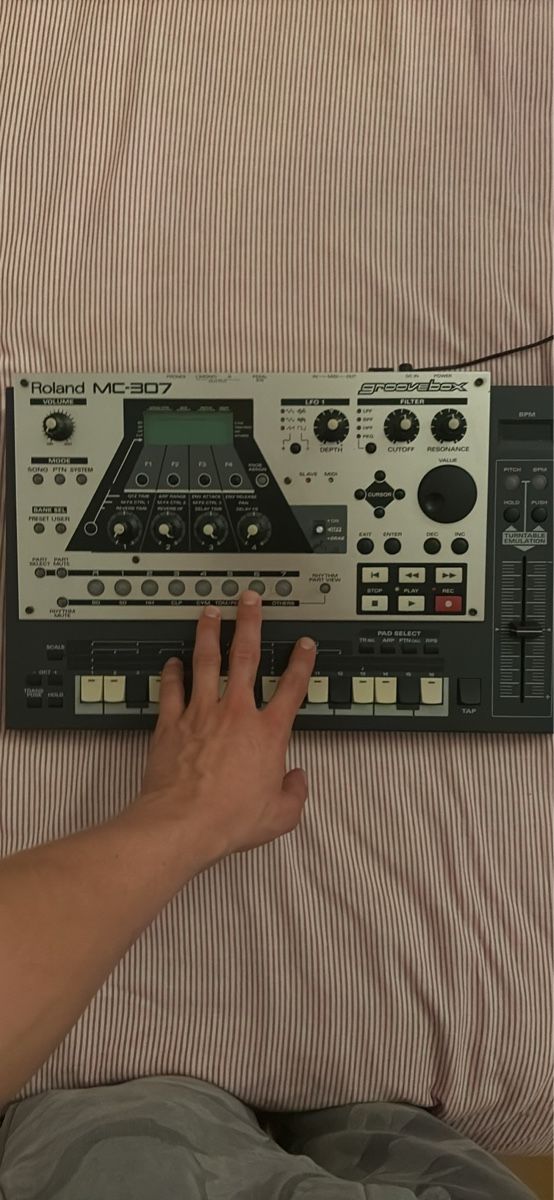 Roland Musikinstrumente: Roland MC-307  – Gebraucht aus Genève von Romanofsnow 2