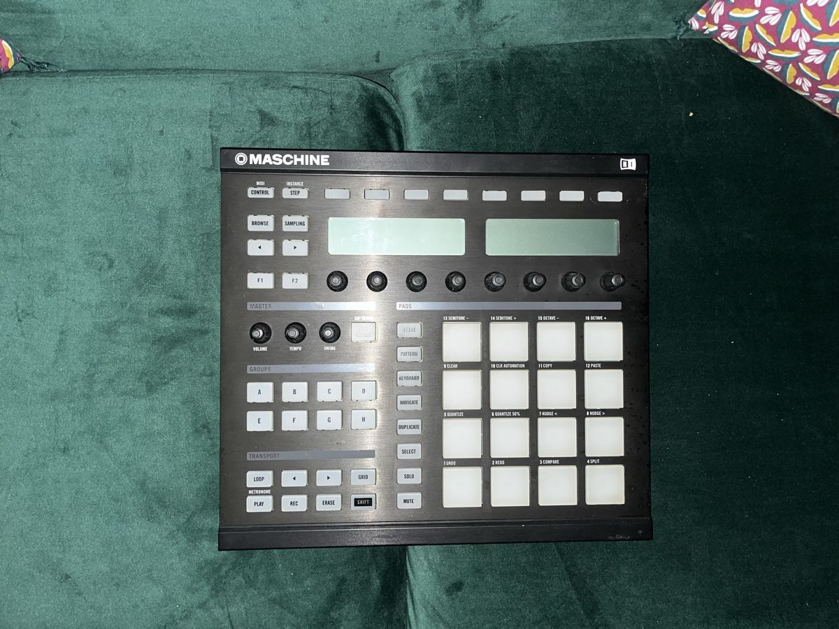 Native Instruments Strumenti musicali: NI Maschine mk1 – Usato da La Tour-de-Peilz venduto da m.bedwani
