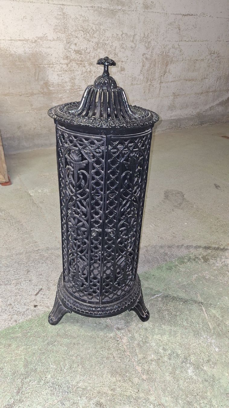 Sonstiges antikes Mobiliar: Antiker Ofen, Gusseisen, Wunderschön. – Gebraucht aus Langenthal von Physycer0 1