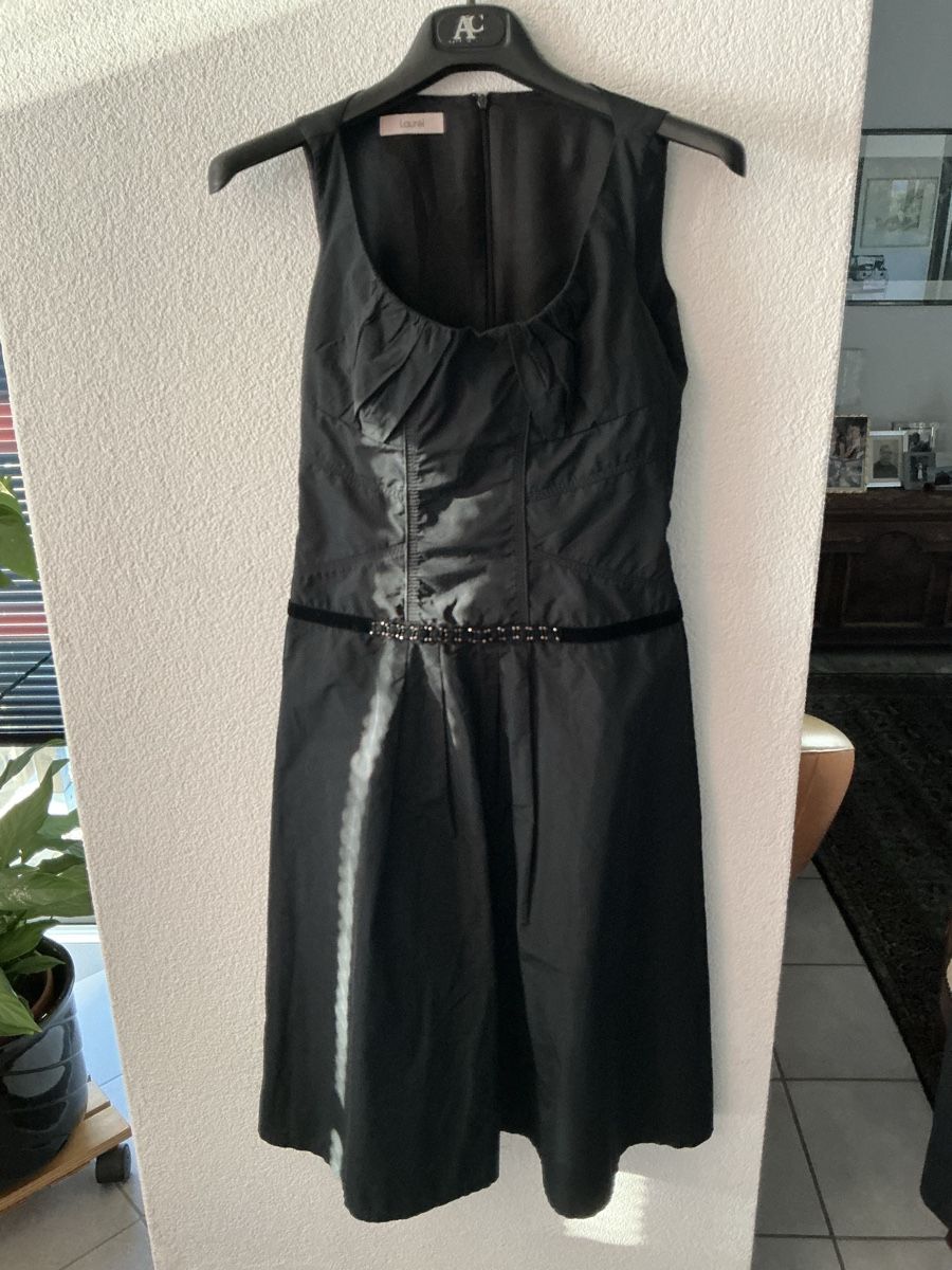 Kleider: Robe noire Laurel taille 38 comme neuve – Gebraucht aus Corminboeuf von Dewede
