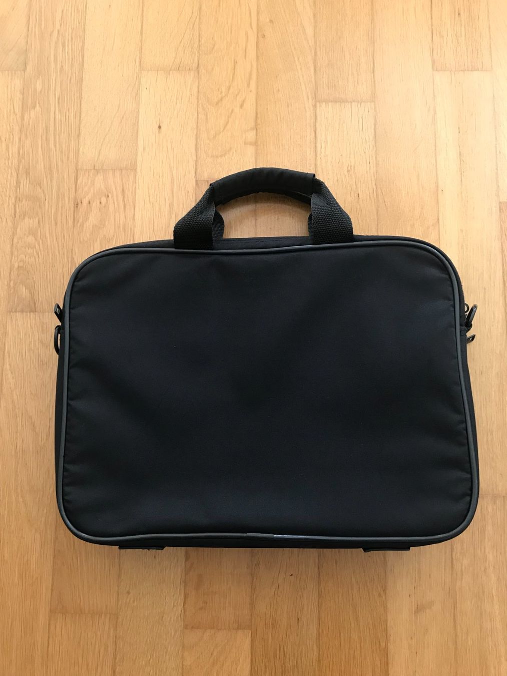 Borse: BASE XX Notebooktasche 15.6 Zoll schwarz mit Schulter – Usato da Zug venduto da Cry71 2