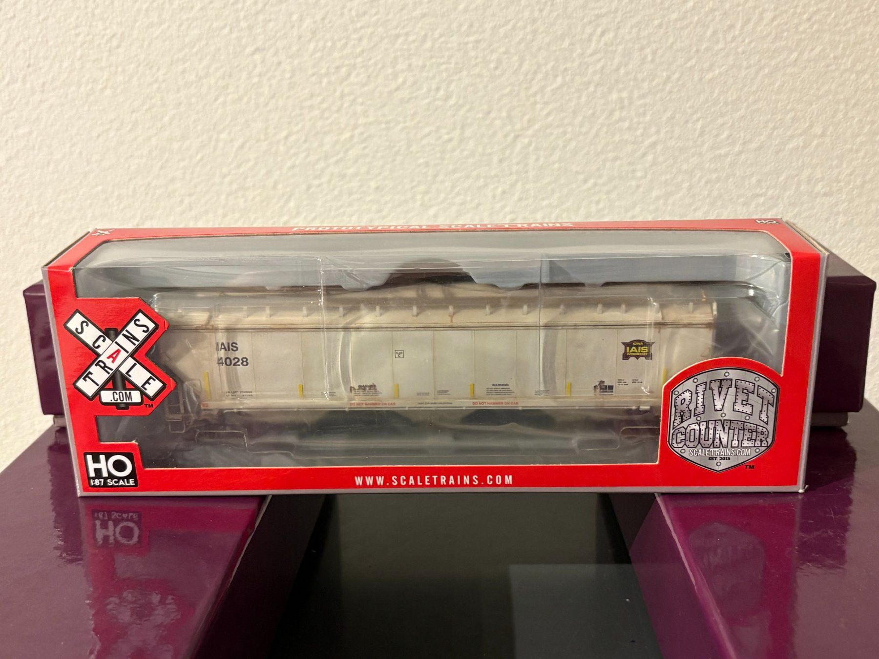 Modellini di ferrovie: Scaletrains rivetcounter IAIS covered hopper mit Weathering – Nuovo (secondo la descrizione) da Cham venduto da scamps01